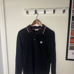 Moncler pike - Säljer nu min jättefina moncler pike i färgen marinblå. Tröjan är i fint skick. Storlek M. Skriv direkt om ni skulle ha några frågor! Mvh