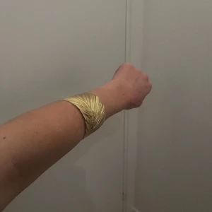 Guldigt armband - Guldigt armband, lite stort men väldigt fint att ha som på bilden