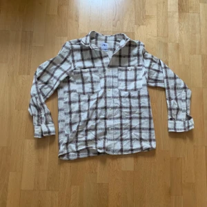 Rutig Skjorta  - Rutig Skjorta Storlek M Har tecken på användning