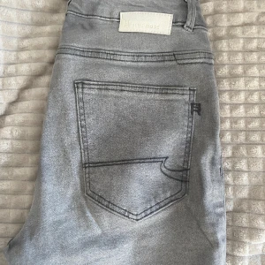 jeans - säljer dessa jeans som är köpa från zalando, aldrig använda 
