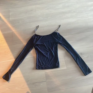 En tröja med öppen rygg - Väldigt fin marinblå tröja med öppen rygg. Den har använts 3-4 ggr❤️(den är tvättad)