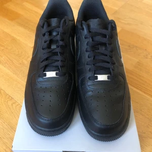 Nya Nike Air Force 1 svart - Nya kvitto och kartong finns.  Försent att lämna tillbaka. Hämtas hemma hos mig på Kungsholmen eller skickas endast. Kan inte mötas upp.