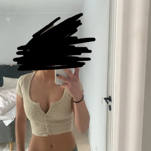 Topp - Snygg topp till fest eller sommar. Säljer eftersom den är för liten för mig😊