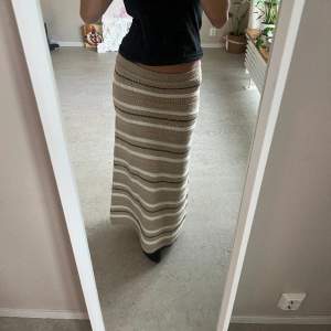 Superfin stickad kjol som är ny med prislapp på!! Kjolen är i storlek M men kan även passa för dig med storlek S 🫶🏼