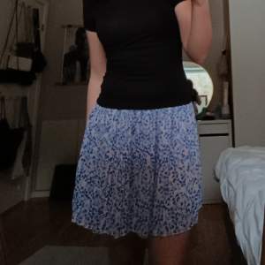 Plätterad mönstrad kjol, som jag tror är från H&M eller Zara💓 Strl S men passar xs-M skulle jag säga.  Nypris 199 Hör av er om frågor eller om ni vill ha fler bilder 📸📸