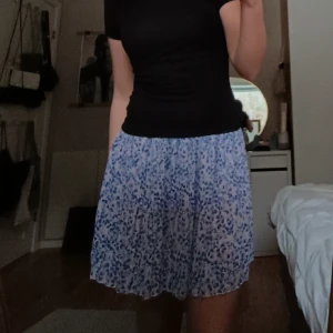 Mönstrad kjol - Plätterad mönstrad kjol, som jag tror är från H&M eller Zara💓 Strl S men passar xs-M skulle jag säga.  Nypris 199 Hör av er om frågor eller om ni vill ha fler bilder 📸📸