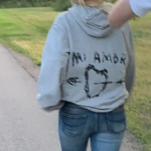 Mi amore hoodie  - Jag säljer min mira Paris hoodie i strl xs🤍 som ny knappt använd 