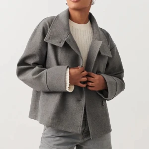 Gina tricot vår/höst kappa - FRI FRAKT! Använd 1 gång, inga defekter och som ny! Säljes enbart för att färgen tyvärr inte passar mig. Köpt för 599kr, säljes för 400. Skicka meddelande om bilder önskas :)  Jackan finns i Örebro, men kan fraktas 