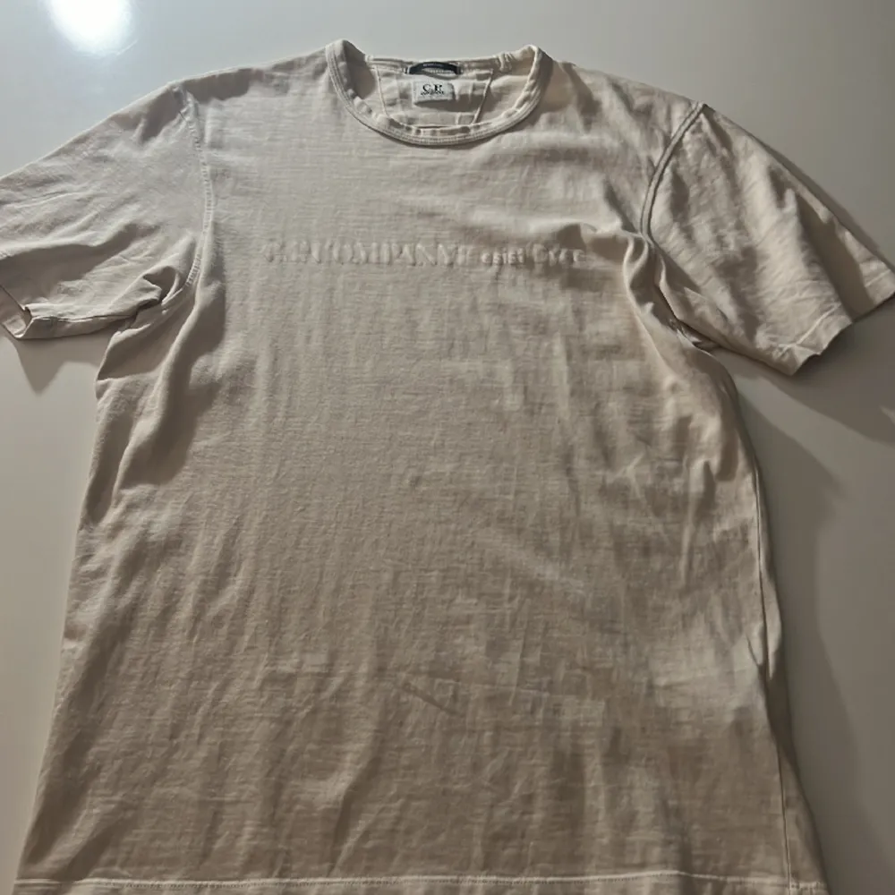 Cp company T-shirt i bra skick nypris 1100 mitt pris 400. T-shirts.