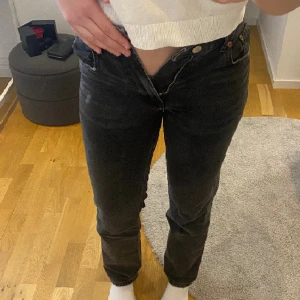 Zara jeans  - Ursnygga zara jeans mid waist straight leg, storlek 36🩷säljer då de är för små!