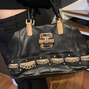 Guess väska  - Nästa helt oanvänd Guess väska, fint skick, säljer pågrund av att den inte kommer till användning. 