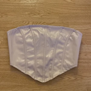 Beige topp  - En beige topp med dragkedja bak. Väldigt bra skick. 🥰