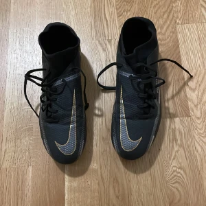 Nike phantom Fotbollskor!Nästan helt nya/  - Skick:väldigt bra        Färg:Svart,silver,Guld Märke:Nike Storlek:42