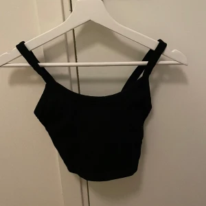 Träningslinne - Träningslinne som är cropped och ribbat med inbyggd bh🩷