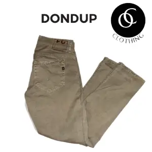 Säljer ett par riktigt snygga Dondup jeans/Chinos i storlek 31. Skicket på byxorna är 8/10 och modellen på bilden är 172 cm.