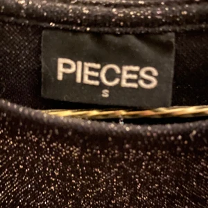 Glittrig klänning💕 - Bra skick, jätte snygg svart glittrig klänning, medelkort💕💕