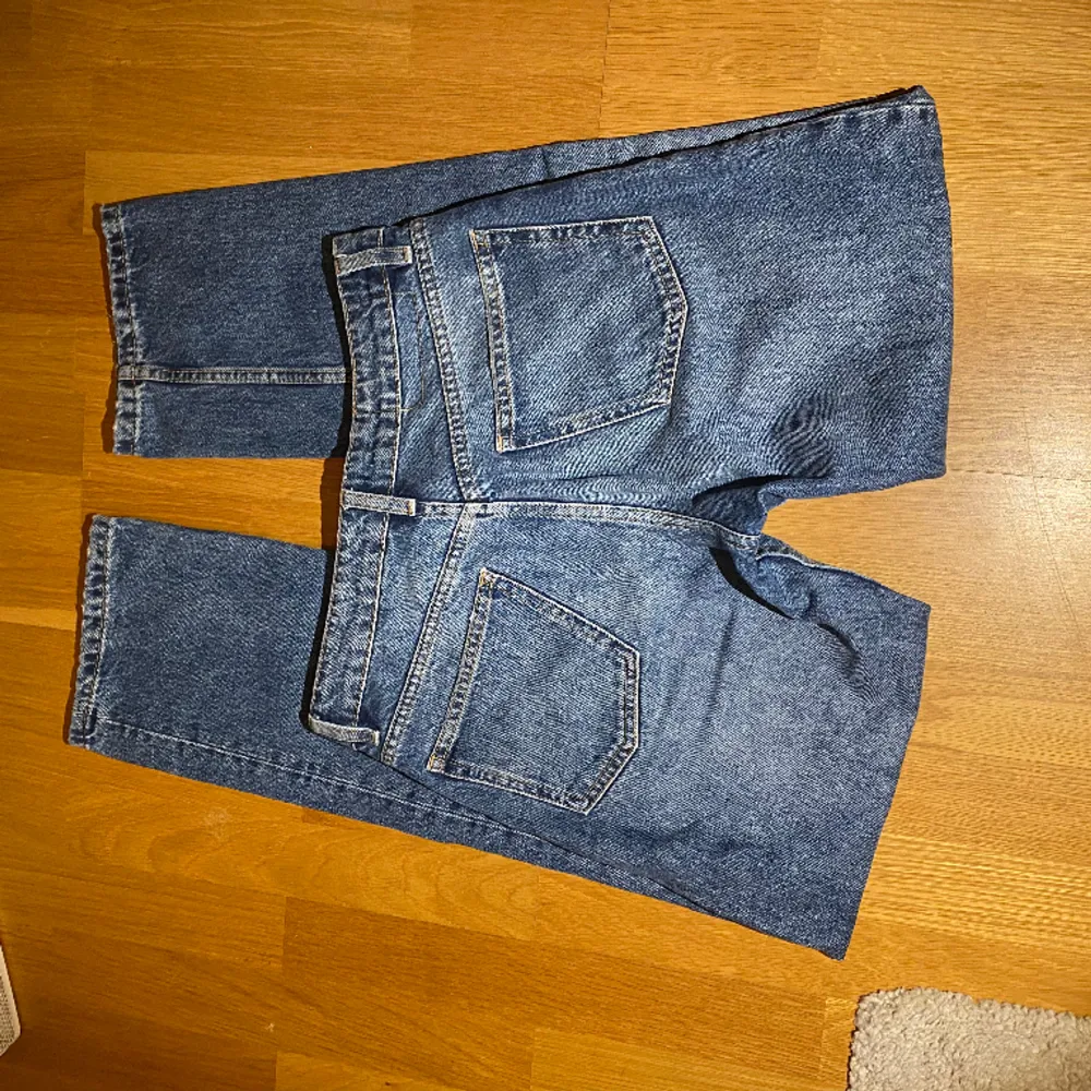 Raka mid waist jeans från zara. Säljer pga av de inte används längre. Säljer likadana i svart och i storlek 36 också, finns på min profil. Jeans & Byxor.