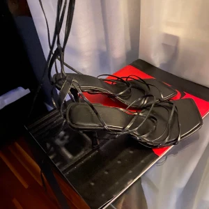 Klackskor  - Klackskor 5-7 cm kan dubbelkolla vid intresse exakt hur höga. Väldigt sköna, man knyter de själv så man kan anpassa hur man önskar ha de. De är i str 38 men en större 38❤️ frakten ingår i priset 