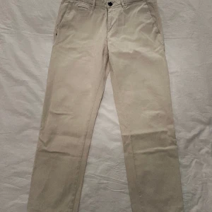 Chinos från Boggi Milano - Vet inte riktigt storlek men om ni kollar på storleken på mina jeans så sitter dem här typ samma! Skriv för mer information🔥