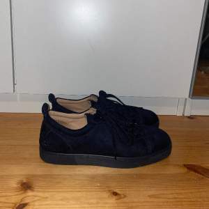 Hej säljer dessa 1:1 loubs i färgen Navy. Använda ca 3 mån, lite av sömnen har gått upp vid sidan som du kan se i tredje bilden. Utöver det  är de i bra skick. Låda och dustbag samt kvitto medföljer vid köp.