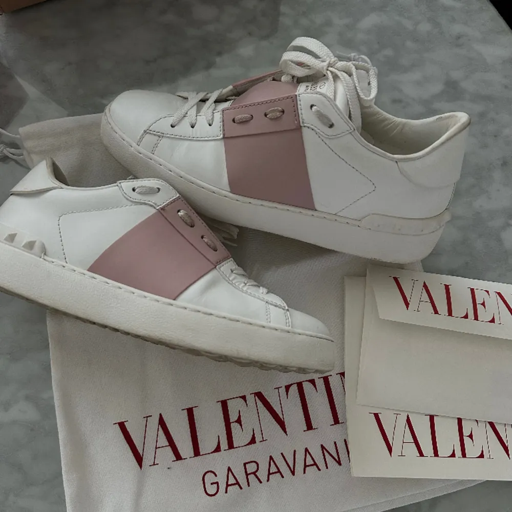 Valentino garavani skor som är köpa från deras egna hemsida för 7k i augusti. Dom är använda cirka 5 gånger och därför är nytt skick. Allt ingår (låda, extra snöre, dustbag mm) Orderbekräftelse finns 💞 (priset kommer inte ändras därför skorna är nya). Skor.