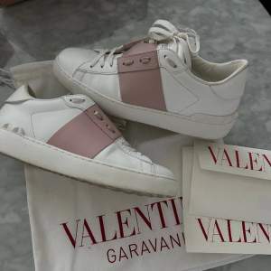 Valentino garavani skor som är köpa från deras egna hemsida för 7k i augusti. Dom är använda cirka 5 gånger och därför är nytt skick. Allt ingår (låda, extra snöre, dustbag mm) Orderbekräftelse finns 💞 (priset kommer inte ändras därför skorna är nya)