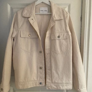 jeansjacka  - jeansjacka i herrmodell, storlek M aldrig använd🫶🏼🫶🏼