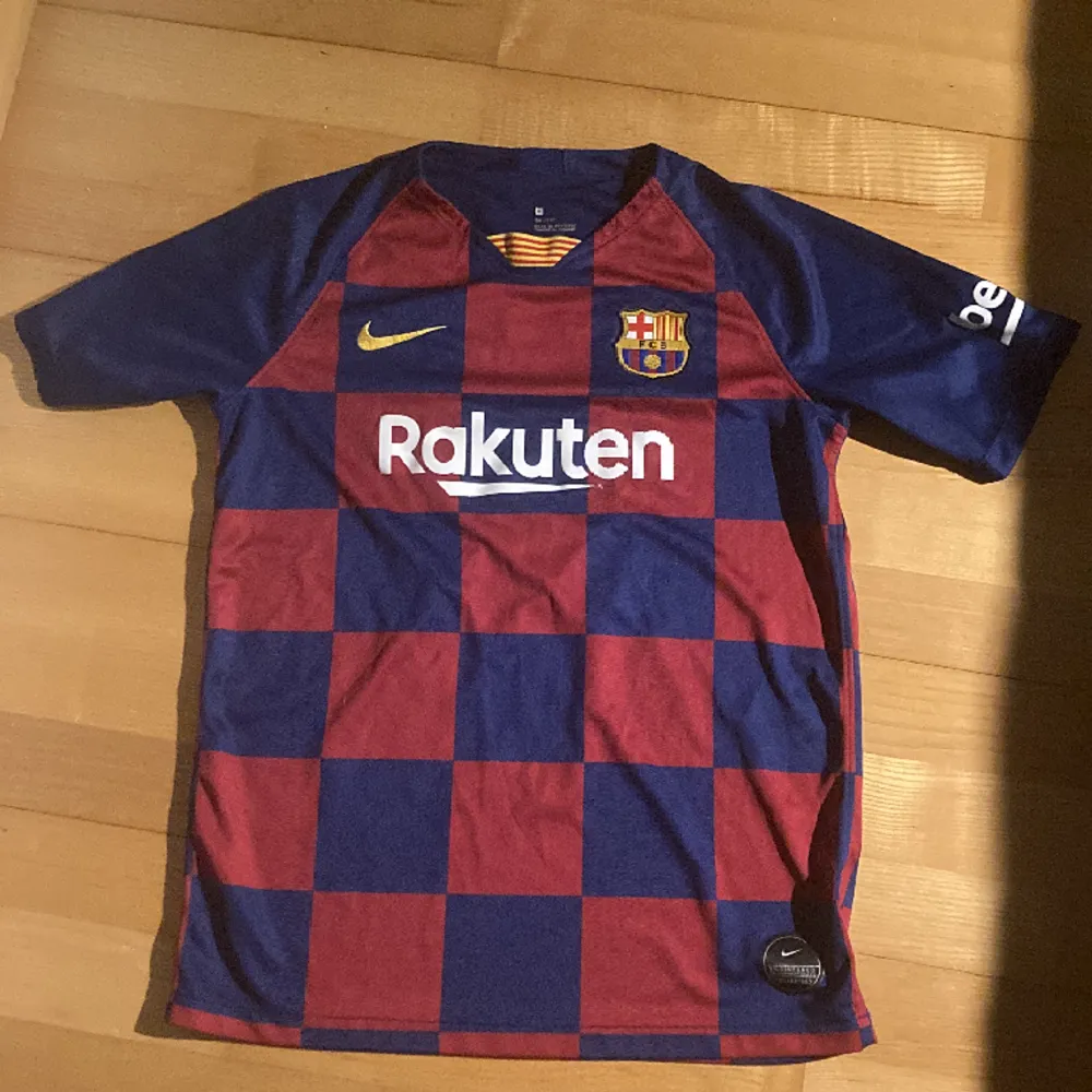 Säljer en player edition ”Frenkie de Jong” Barcelona tröja från säsongen 2019/2020. . T-shirts.