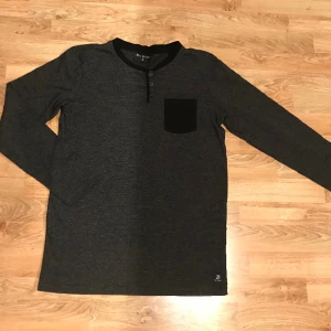 Långärmad mjuk tröja  - Snygg och skön långärmad tröja med ficka framtill och tre knappar i halsen. Mycket obetydligt använd hel och ren. Storlek S. 