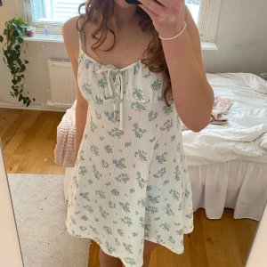 Sommarklänning  - Säljer min jätte gulliga sommarklänning som inte kommer till användning. Den har inga defekter och är i storlek S. Skriv om du undrar något eller vill ha fler bilder. Pris kan diskuteras☺️