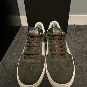 Valentino flycrews  - Säljer nu mina valentino flycrews i bra skick alla nitar kvar. Skicket  är 9/10 vilket är väldigt bra då dem slutat säljas och är svåra att få tag på. Skorna är i storlek 40 men passar större. Vid minsta fråga är det bara att höra av sig.