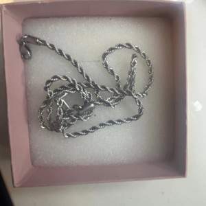Ett lite tjockare silver halsband som är snurrat äkta silver, inte använt mer än 2 gånger, mina inte vart det är köpt 