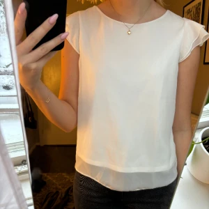 Blus  - Jättefin vit blus med detaljer vid axlarna💗