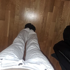 Vita lowwaist jeans  - Bra jeans för någon som är 165-170cm lång. Går även för kortare mrn fu går man klippa av lite av botten. Snygga jeans i liten storlek.