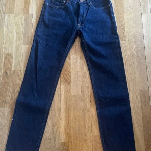 Dressman jeans - Dessa dressman jeans är aldrig använd och bara prislappen som är bort dragen. Dom är regular fit och passar fint på min polare men inte på mig därav jag säljer dom. De är bara att höra av sig
