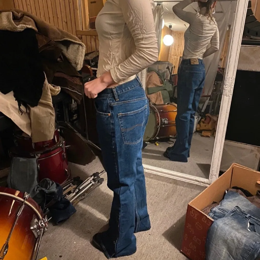 FÖR snygga vintage Blåa bootcut jeans med knappar på sidorna 🫶 I Jättebra skick och är endast testade av mig. De är i storlek M/38 och modellen på bilden har storlek XS-S och är 167 cm lång! Hör av dig för fler bilder ⭐️⭐️⭐️. Jeans & Byxor.
