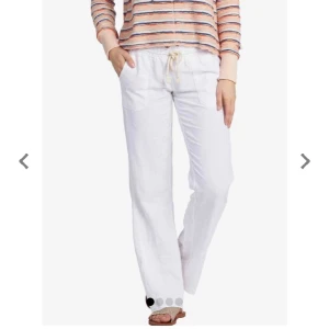 Roxy linnebyxor  - Säljer ett par Roxy linnebyxor i storlek M!  Super fina linnebyxor som är perfekta till sommaren. Jag har sprättat upp sömen längst ner på byxorna för att dom skulle bli längre som man kan se på sista bilden. Men ingenting som syns💖