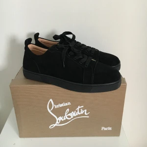 Loubs no spike svart - Säljer oanvända Loubs, storlek 43, i perfekt skick. Mocha på utsidan och lyxiga läderinlägg gör dem extra bekväma. Nypris ca 8000 kr, men säljer för endast 3850 kr. Inkluderar fair trade-kort och påse. Fri frakt vid snabb affär! Skriv för fler bilder