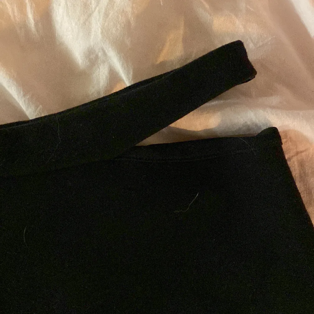 Säljer denna svarta taightare kjol med en detalj upptill från chiquelle i storlek xs, bra skick. Kjolar.