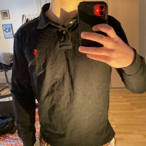 Polo Ralph Lauren polo tröja  - En mycket fin polo Ralph Lauren polo tröja i mycket bra skick. Storlek M men funkar bra för både S och L
