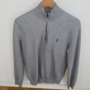Ralph lauren  HALF ZIP TÖRJA  - Säljer denna snygga Ralph lauren half zip tröjan då den inte används . Den är Xs men är väldigt stor i storleken skulle säga att den till och med passar S-M .   Hör gärna av er om vilken fråga som helst !!