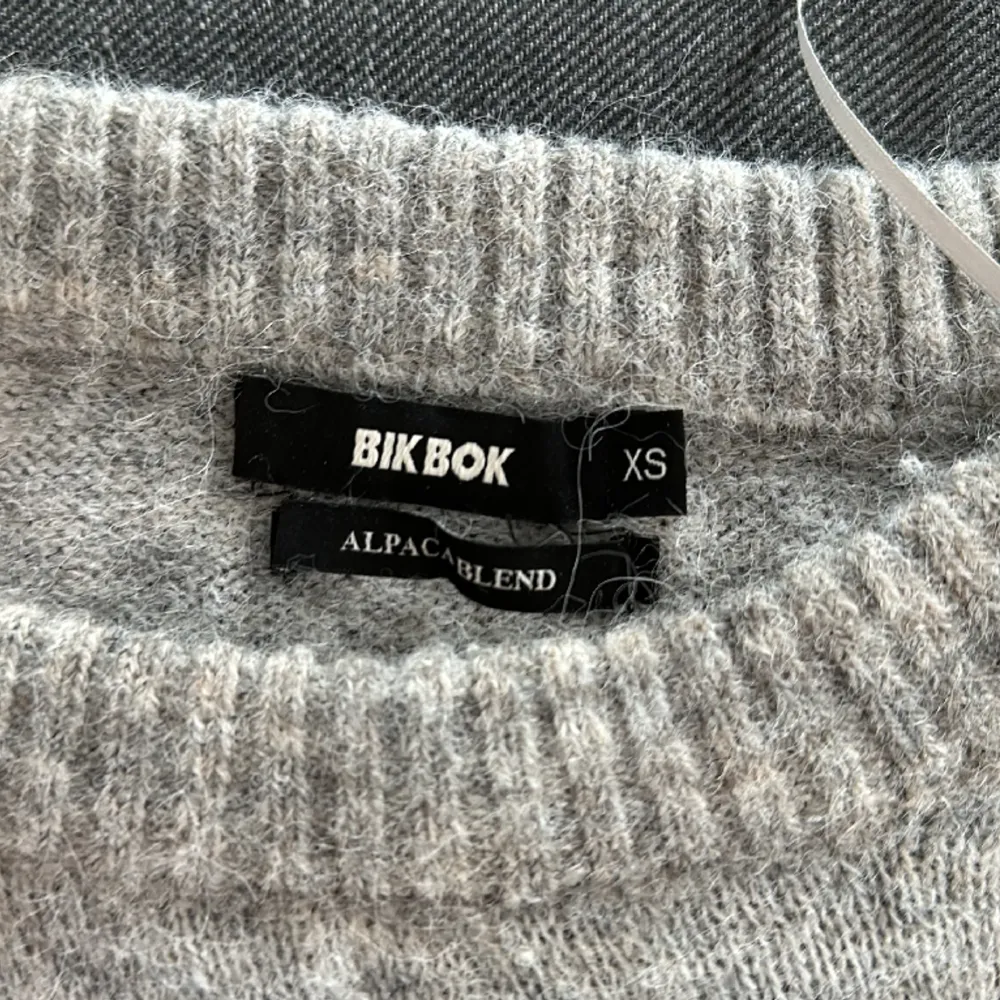Stickad fin tröja i grå färg som inte kommer till användning. Använd fåtal gånger och köpt för 299. Säljer för 180 kr😊. Tröjor & Koftor.