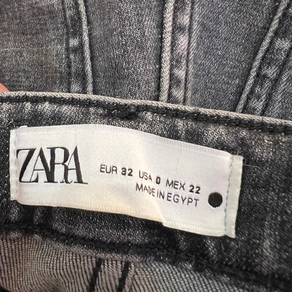 Gråa zara jeans använda 1 gång storlek 32. Jeans & Byxor.