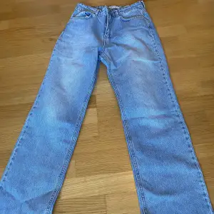 Blåa jeans från Chiquelle tror jag, storlek 36. Dessa är avklippta då de var för långa för mig❣️