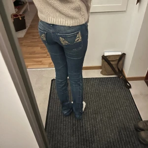 Säljer dessa super snygga diesel jeans!! Endast använda 2 ggr därav super bra kvalite fortfarande ❤️ skriv gärna om ni har några frågor och hör gärna av er innan ni klickar på köp nu💕 - Storlek W27 och L34, super snygga jeans som passar till allt❤️