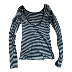 Randig tröja - Tröja från arket med öppen rygg! Använd typ 2 gånger så i bra skick💕