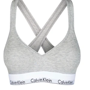 Calvin Klein  - En Calvin Klein push up topp i bra skick! (Andra bilden tagen från Pinterest) Skriv för fler bilder eller frågor🫶🏻
