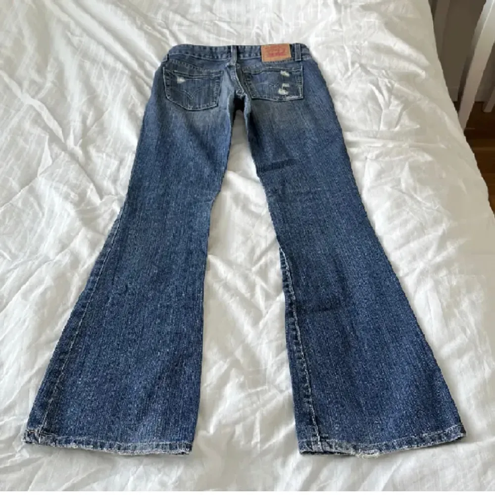 Säljer dessa jättesnygga jeans som tyvärr va för små för mig och därav ingen bild på. Midja: 36 cm innerben: 78 cm. 100% bomull från Levis💗💗 skriv vid frågor och funderingar💗. Jeans & Byxor.