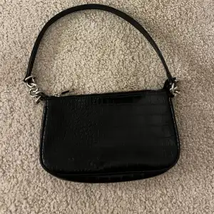 Liten svart väska från Gina tricot. Använder inte längre men jättefint skick. 