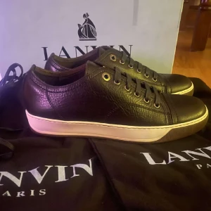 Lanvin Skor - Passar storlek 40. Aldrig använda och får även med allt OG. Perfekta skor för vintern
